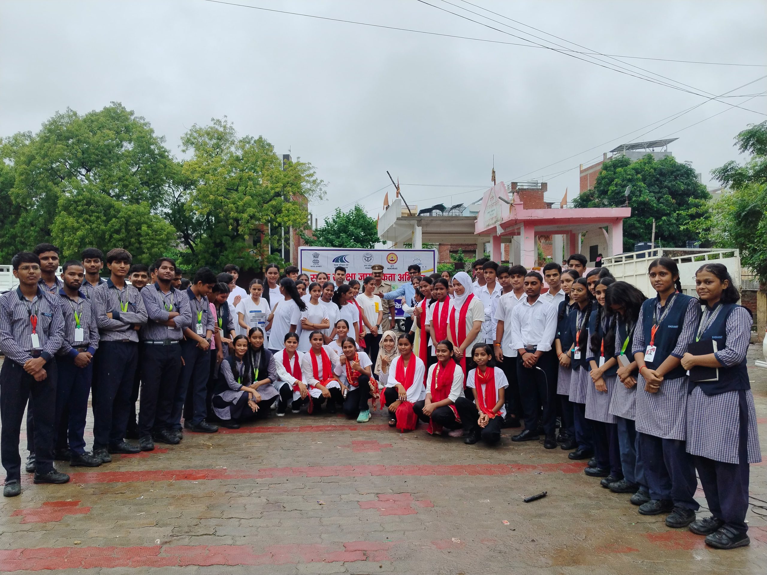 रेडियंट अकादमी के विद्यार्थियों ने नुक्कड़ नाटक से दिया सड़क सुरक्षा का संदेश, रामलीला मैदान में किया जागरूक