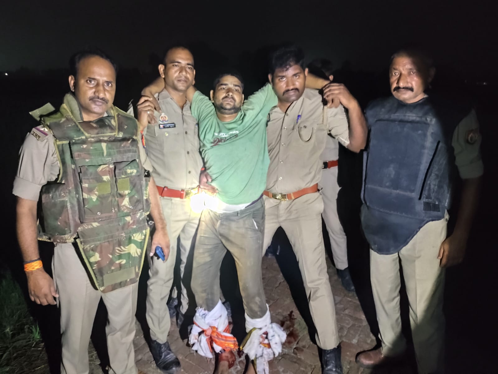 डबल मर्डर का ₹50 हजार का इनामी आरोपी पुलिस मुठभेड़ में गिरफ्तार, दोनों पैरों में लगी गोली