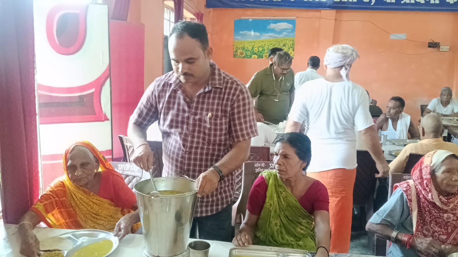 वृद्धाश्रम पहुंचकर समाजसेवियों ने बुजुर्गों को कराया पौष्टिक भोजन, लिया आशीर्वाद