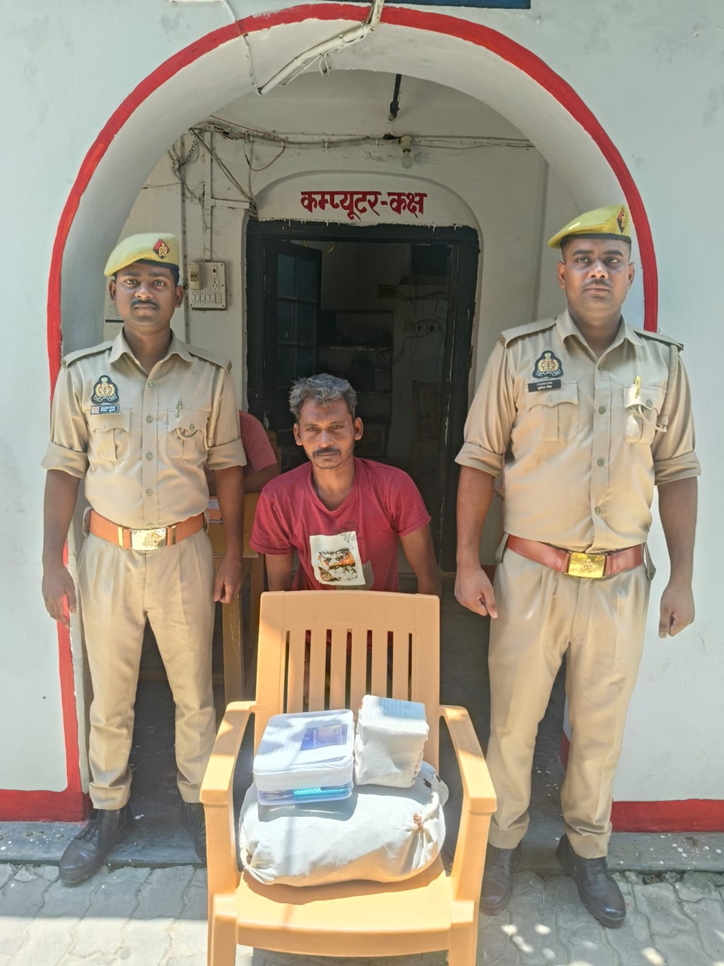 जलालपुर पुलिस की बड़ी कार्रवाई: 3.110 किलोग्राम गांजा, ₹35,500 नकद और इलेक्ट्रॉनिक तराजू के साथ तस्कर गिरफ्तार