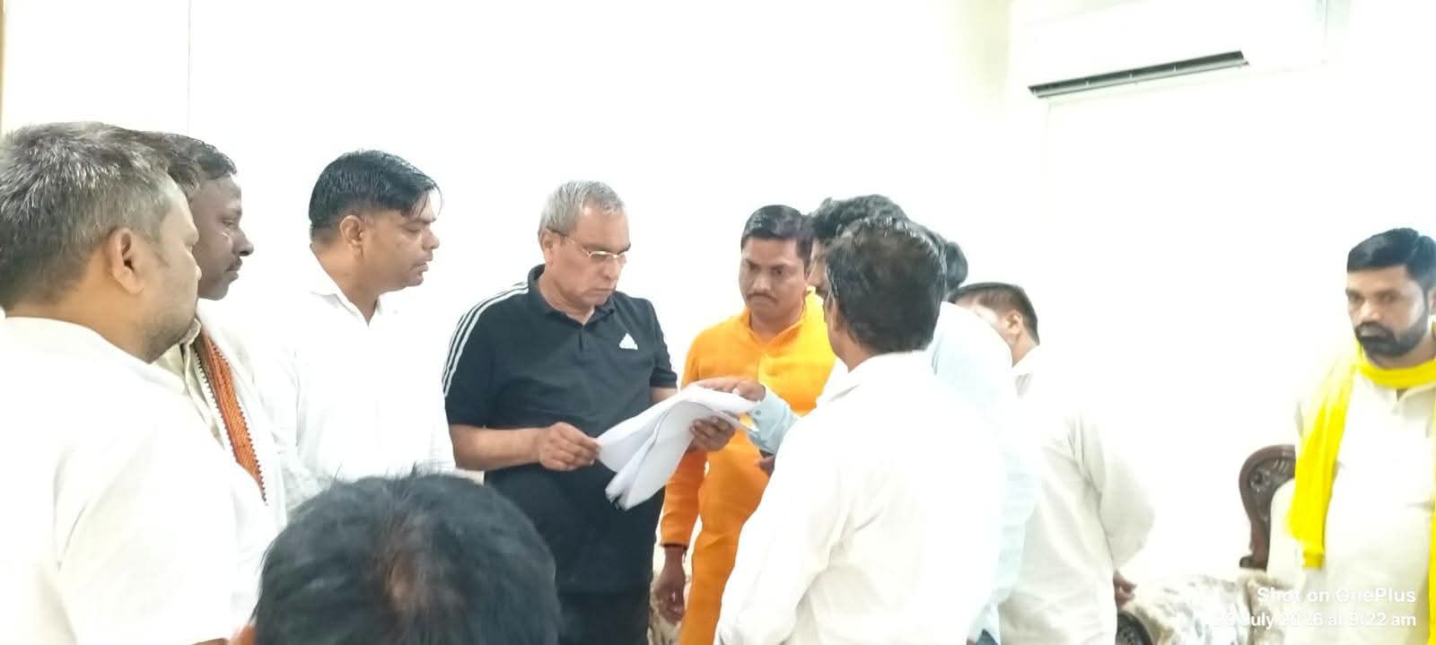 जलालपुर में घनी आबादी के बीच गुजर रही 11 केवी लाइन हटाने की मांग तेज, व्यापार मंडल ने केंद्रीय मंत्री को सौंपा ज्ञापन