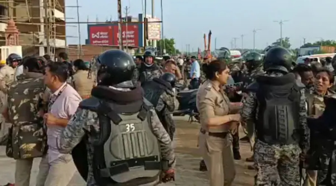 दतिया बीजेपी में बगावत! नरोत्तम मिश्रा के समर्थकों का उग्र प्रदर्शन, पथराव में एसपी समेत 6 घायल, NH-44 पर 15 किमी लंबा जाम