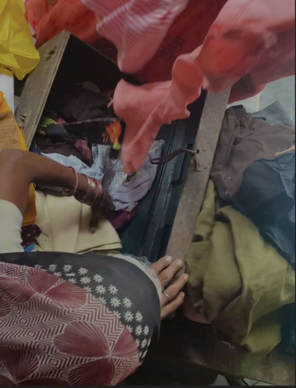 आजमगढ़ में बड़ी चोरी: घर से पांच बक्से उठा ले गए चोर, 15 लाख के जेवर-नकदी पर हाथ साफ