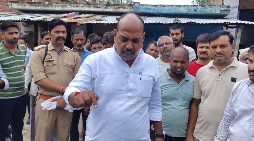 जूते उतारकर कीचड़ में उतरे विधायक राजेश गौतम, दोस्तपुर-कादीपुर सड़क पर फूटा गुस्सा!