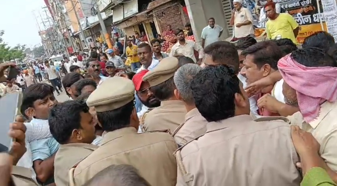 सुलतानपुर: धरने से पहले पूर्व विधायक अनूप संडा के आवास पर पुलिस की घेराबंदी, बाद में पुलिस ने हिरासत में लिया