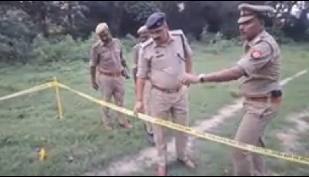 ₹15 हजार के इनामी बदमाश से जलालपुर पुलिस की मुठभेड़, पैर में गोली लगने के बाद गिरफ्तार; तमंचा और बाइक बरामद