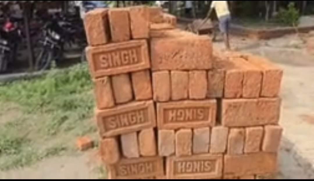 जलालपुर हाइडिल परिसर में इंटरलॉकिंग निर्माण की गुणवत्ता पर उठे सवाल, मानकविहीन कार्य का आरोप