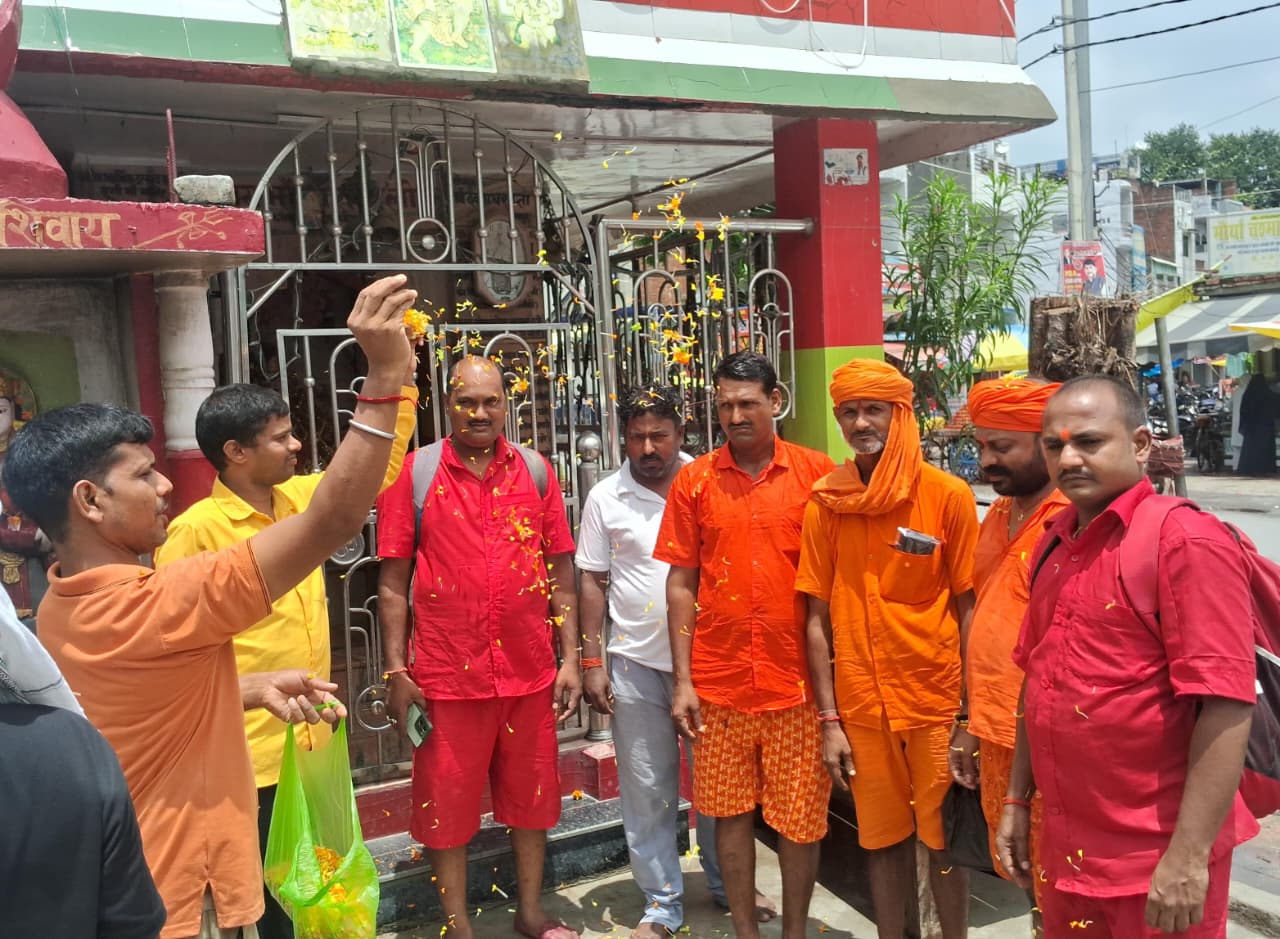 सावन में आस्था का उमंग: दुर्गा मंदिर में मत्था टेक बाबा बैजनाथ धाम रवाना हुए कांवड़िए