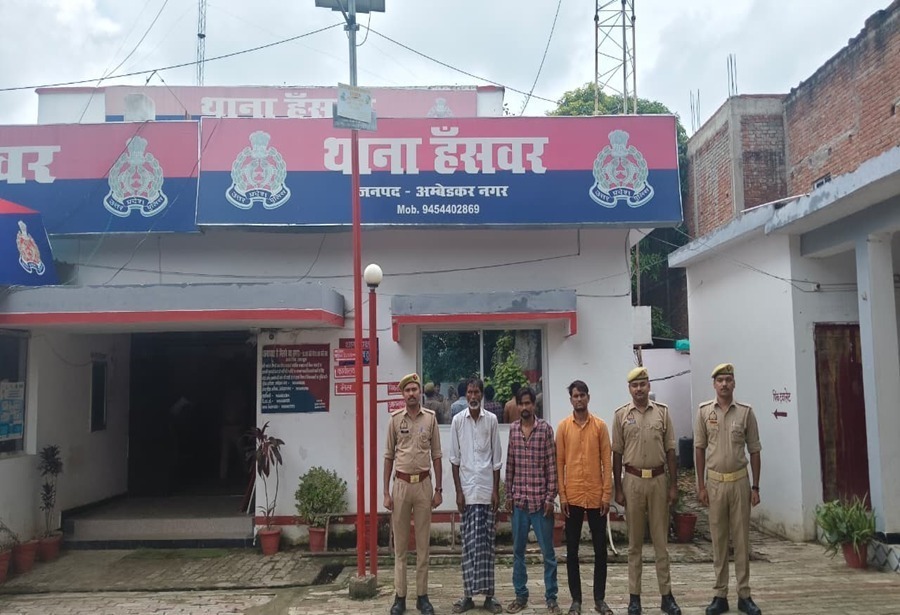 थाना हंसवर पुलिस ने बीएनएस एवं एससी-एसटी एक्ट के मामले में तीन नामजद अभियुक्तों को किया गिरफ्तार