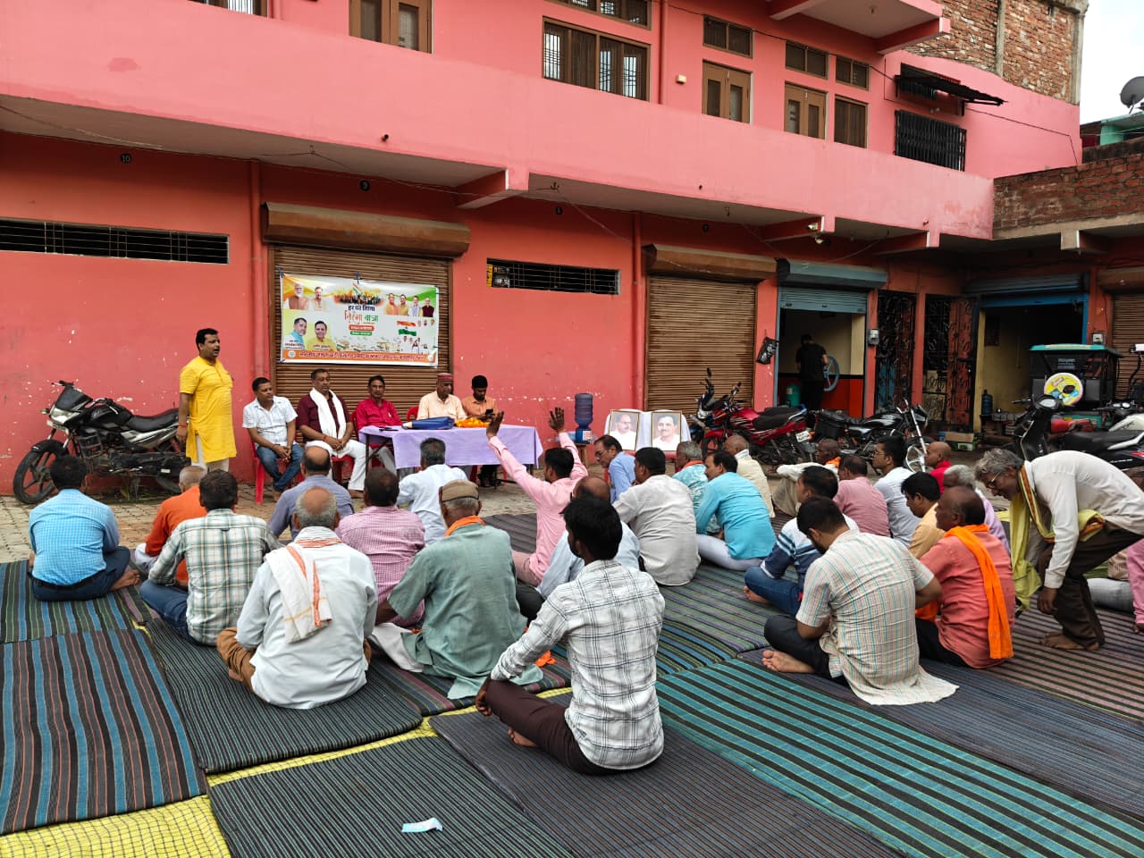 जलालपुर में तिरंगा यात्रा को लेकर हुई बैठक, पूर्व जिलाध्यक्ष राम प्रकाश यादव ने किया शुभारंभ