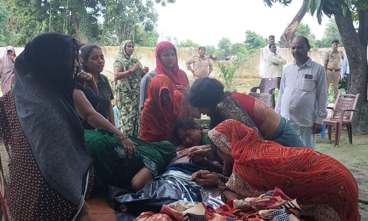 खेतों में मौत बनकर दौड़ रहा करंट: झटका मशीन की चपेट में आए किशोर की मौत, प्रशासन ने दिए हटाने के निर्देश
