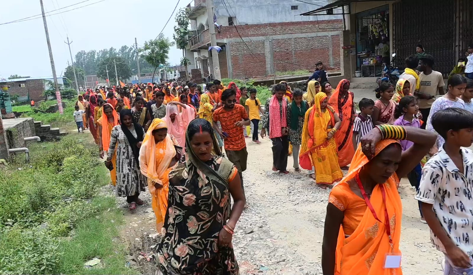 कांवरियों की आस्था पर भारी पड़ी बदहाल सड़क,नंगे पांव छलनी हुए कदम
