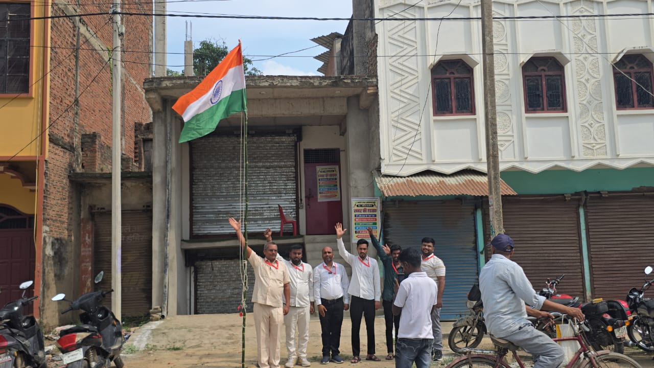 आजादी का जश्न, पत्रकारिता के संकल्प के साथ: जलालपुर में पत्रकारों ने धूमधाम से मनाया स्वतंत्रता दिवस