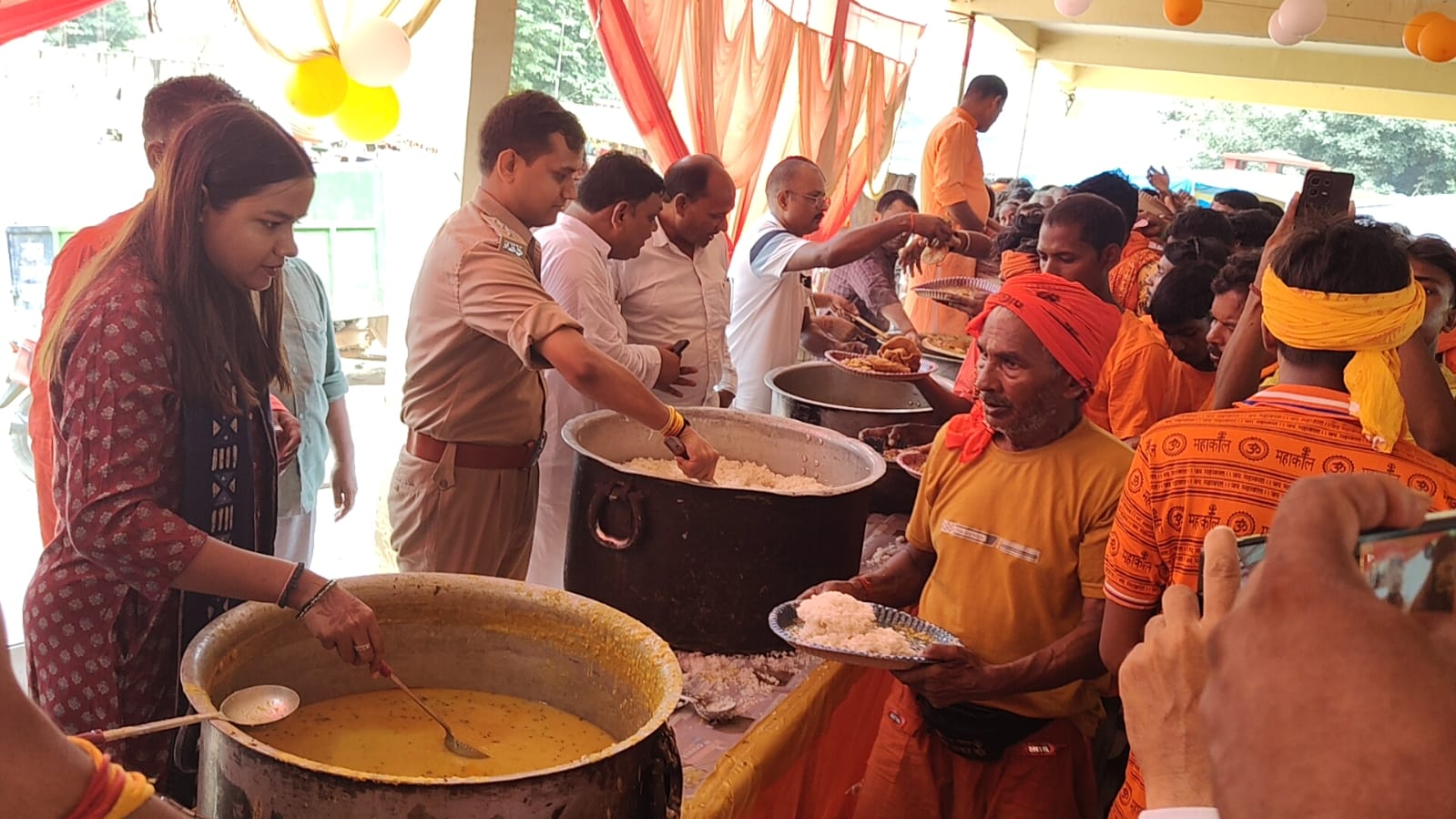 शिवबाबा धाम में कांवड़ियों की सेवा में जुटा प्रशासन, SDM व CO नगर ने वितरित किया प्रसाद