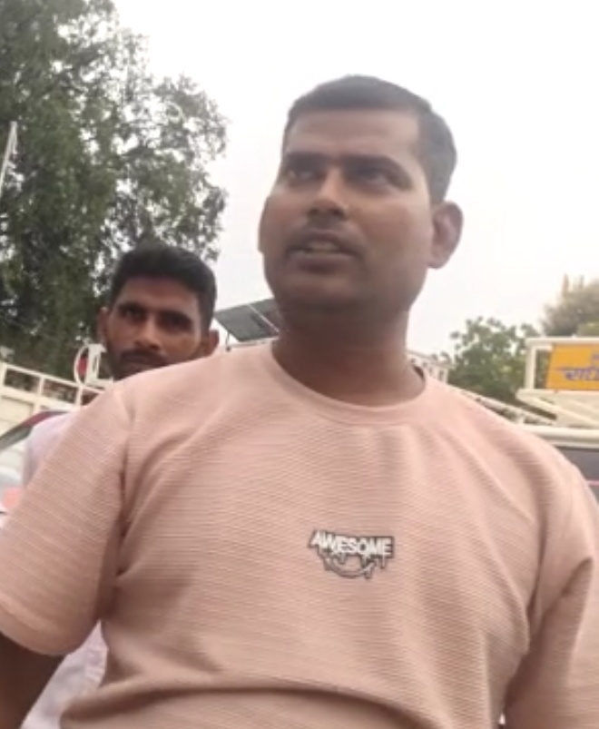 रामलीला मैदान में रास्ता रोकने पर विवाद, चालक पर मोटर व्हीकल एक्ट के तहत कार्रवाई