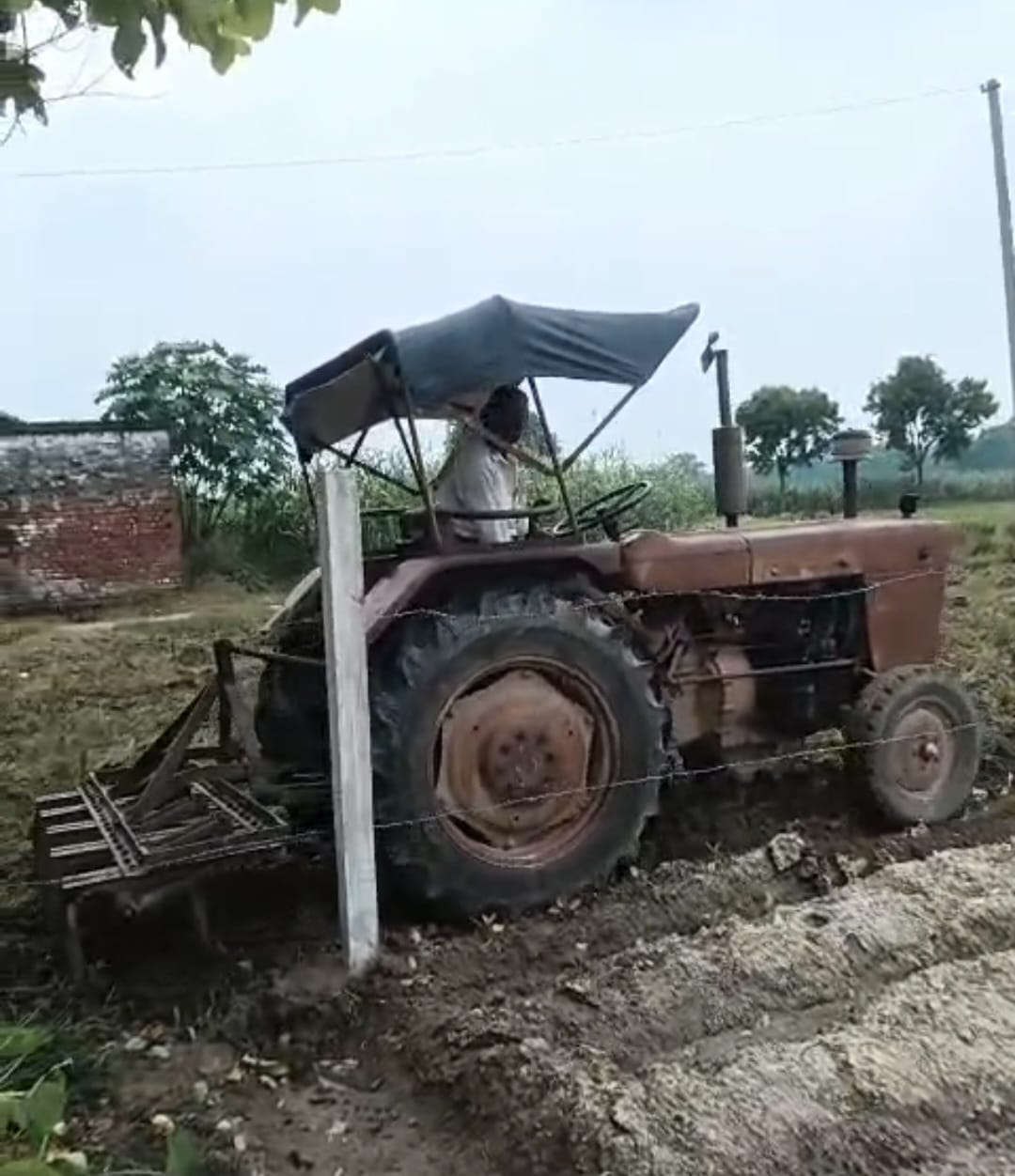 रेवई में भूमि विवाद गरमाया, फसल जोतकर पिलर लगाने का आरोप