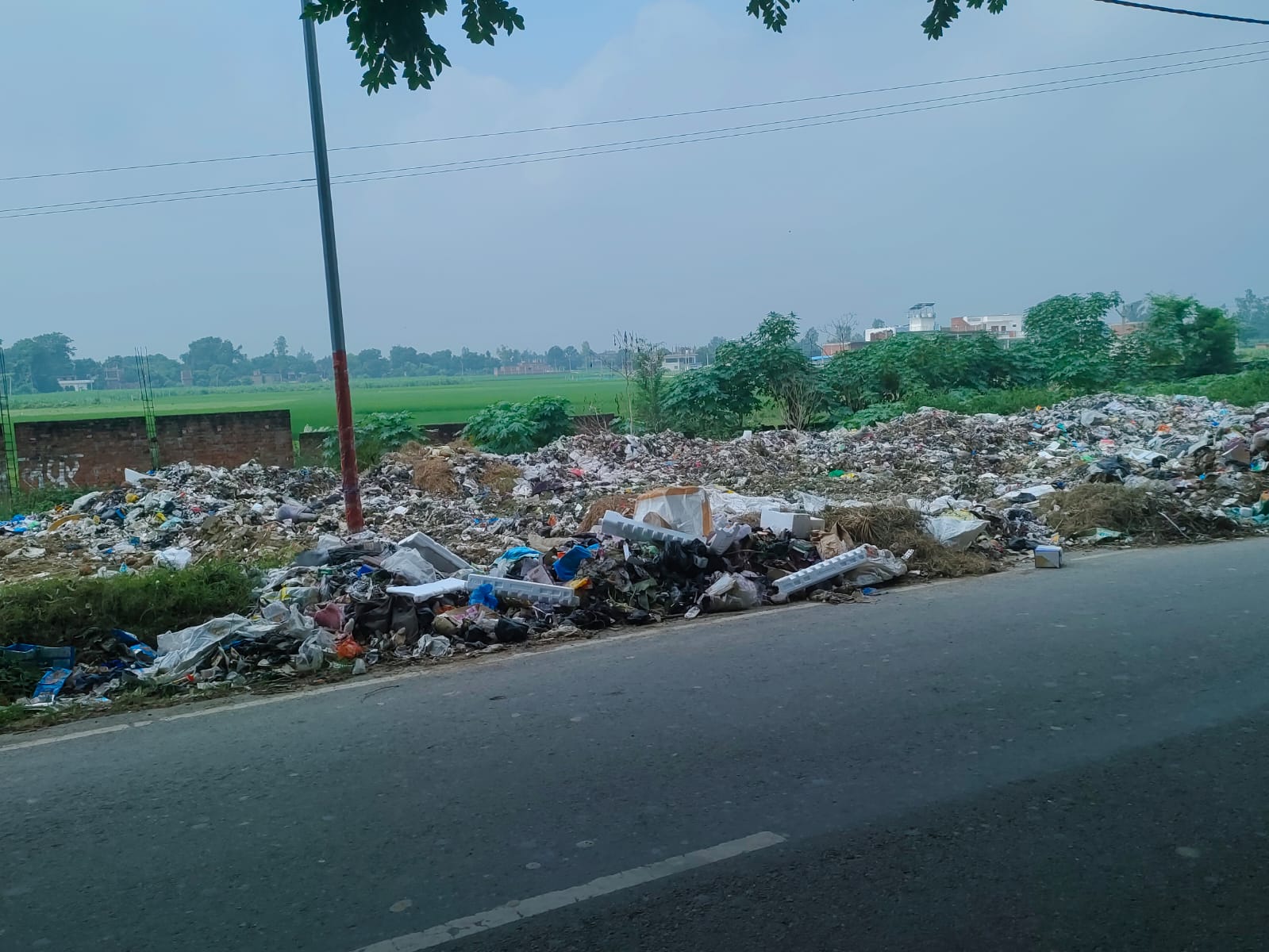 जलालपुर-अकबरपुर मार्ग किनारे कूड़े का अंबार, संक्रमण का बढ़ा खतरा