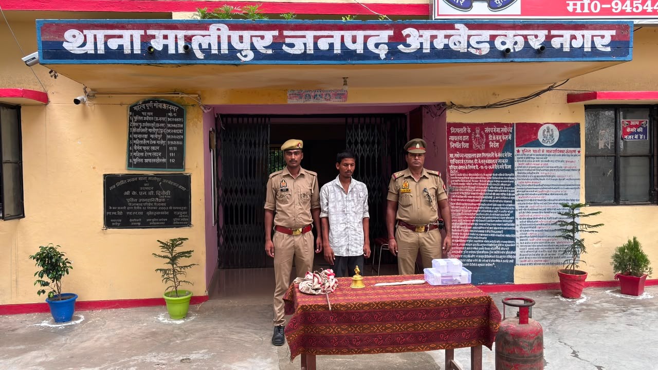 चोरी के सामान और अवैध चाकू के साथ युवक गिरफ्तार, गैस सिलेंडर समेत कई सामान बरामद