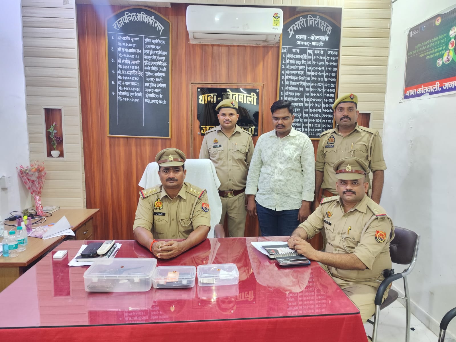 बस्ती में फर्जी OSD का खेल बेनकाब, इनोवा पर सरकार का लोगो और छत पर लाल-नीली बत्ती; पुलिस ने खोली ‘VIP’ की पोल