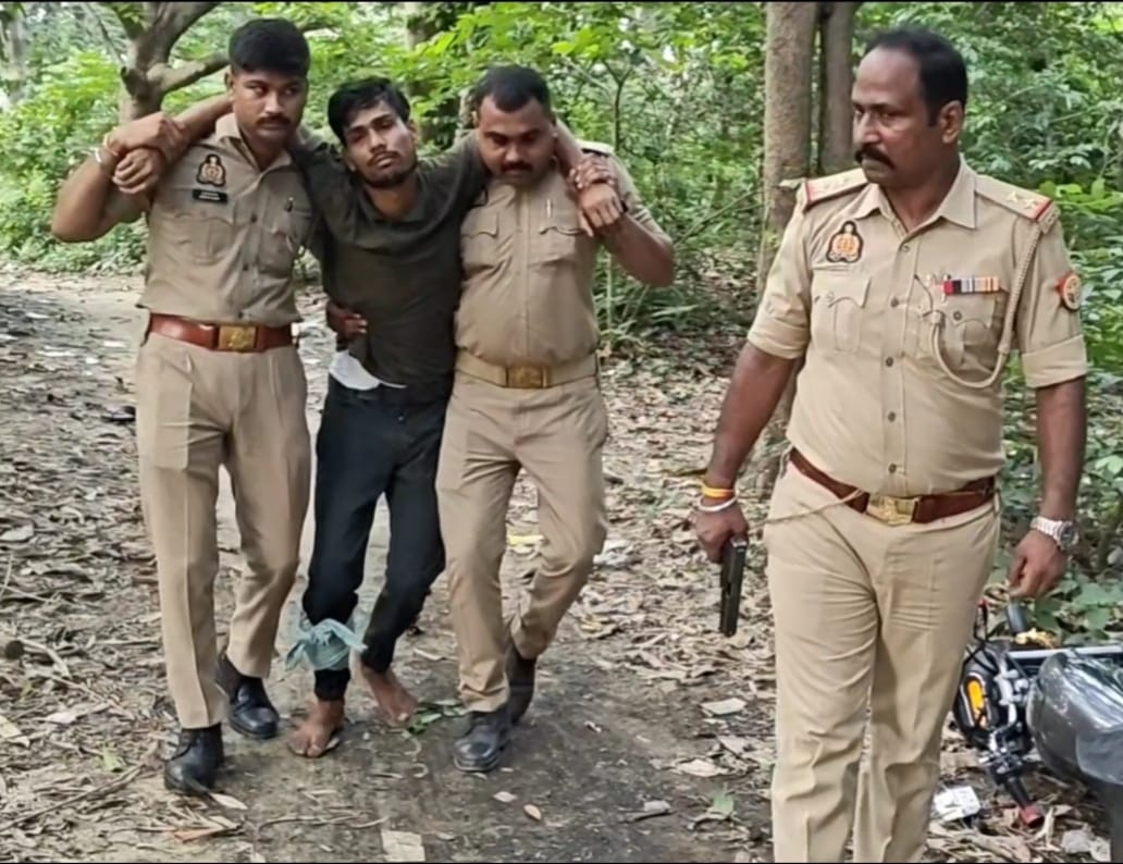 ₹25 हजार का इनामी ‘वांछित’ मुठभेड़ में घायल, जैतपुर पुलिस ने दबोचा—तमंचा, कारतूस और चोरी के जेवर बरामदगी का दावा