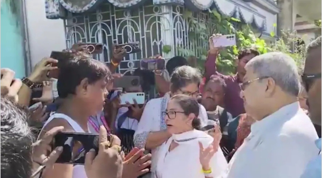 बंगाल में ममता बनर्जी के काफिले पर हमले का आरोप, बोलीं— “बड़ा-बड़ा पत्थर मारा गया, माथा फट जाता”