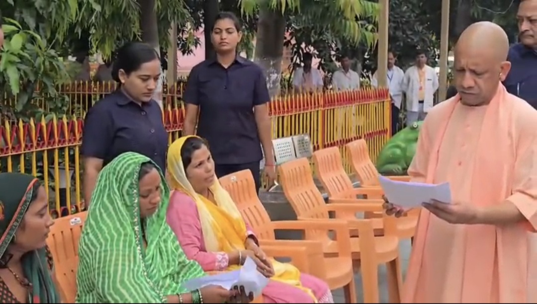 ‘रास्ता नहीं दे रहे हैं तो तहसीलदार, लेखपाल, कानूनगो सबको सस्पेंड करो!’—सीएम योगी