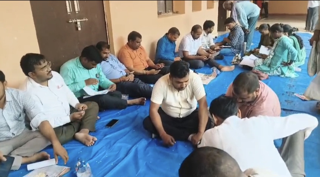 एंटी करप्शन ट्रैप कार्रवाई को लेकर लेखपाल संघ मुखर, सीएम से निष्पक्ष जांच की मांग