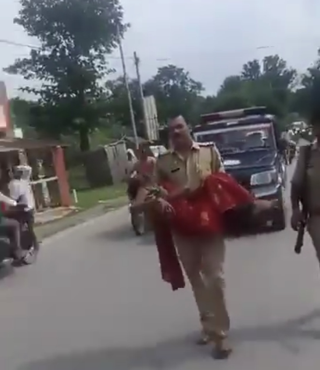 रीलबाजी का शौक जो न करा दे! घायल महिला को गोद में लेकर दौड़े इंस्पेक्टर, पीछे ‘हौले-हौले’ चलती रही पुलिस की गाड़ी