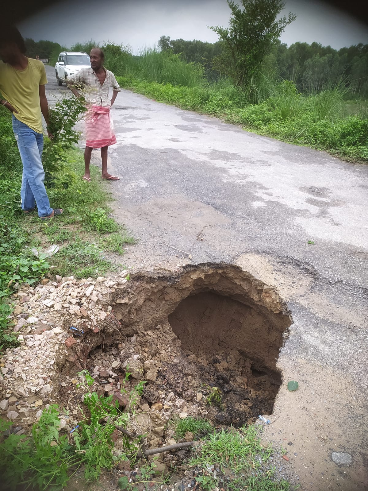 रोज गुजरते हैं सैकड़ों राहगीर, जिम्मेदारों की नजर कब पड़ेगी?