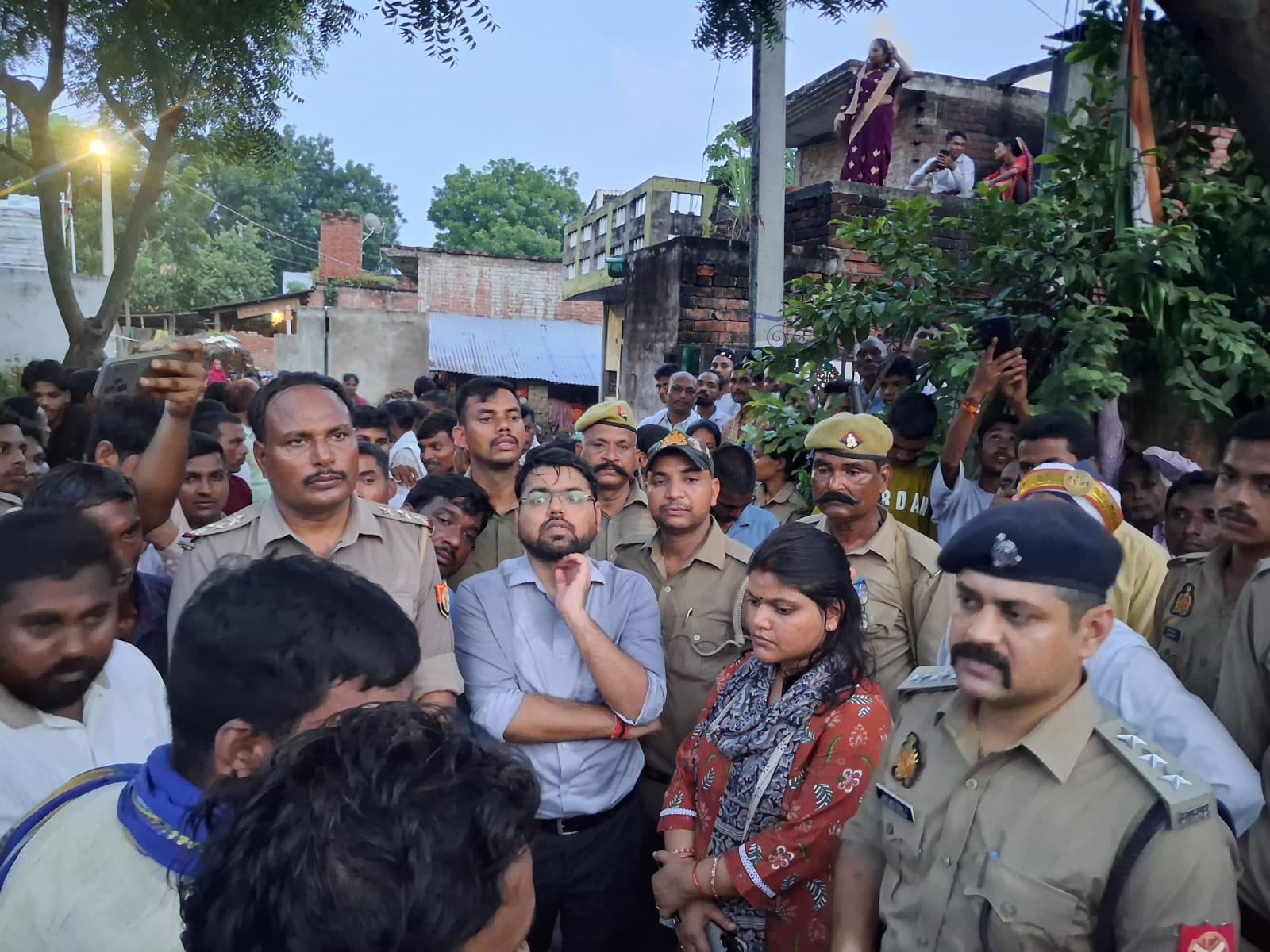 दाह संस्कार से पहले मांगों को लेकर अड़े परिजन, चार घंटे चला मान-मनौव्वल