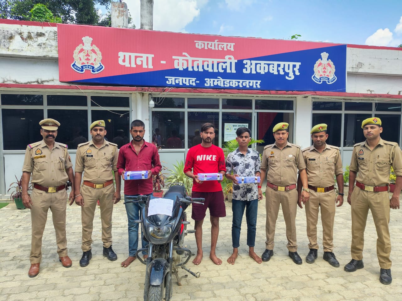 बड़ी कार्रवाई: अंतर्जनपदीय मोबाइल चोर गिरोह का खुलासा, तीन आरोपी गिरफ्तार