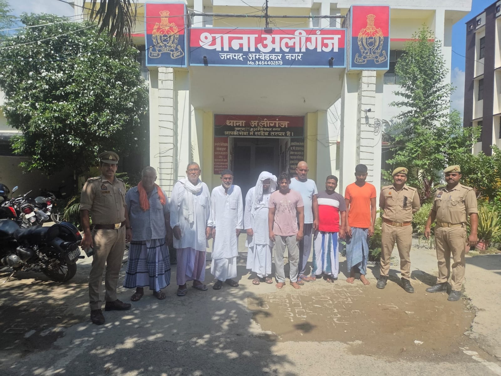 अलीगंज में गोवध प्रकरण में पुलिस की कार्रवाई, चार गिरफ्तार; चार बुजुर्ग परिजनों के सुपुर्द