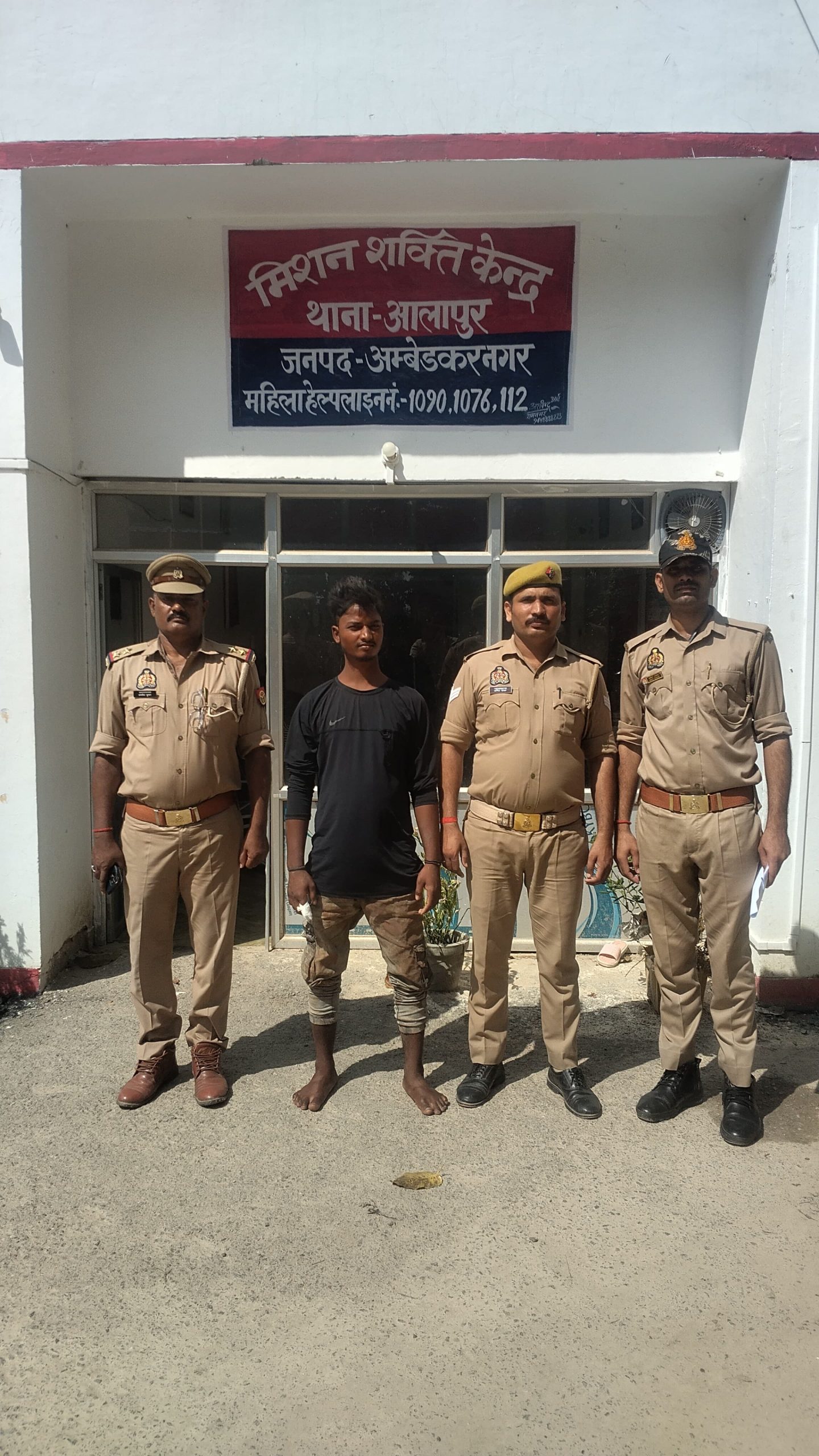 पत्नी के चेहरे पर चाकू से वार करने का आरोप, बीच-बचाव में सास भी हुई घायल; आलापुर पुलिस ने वांछित अभियुक्त को दबोचा