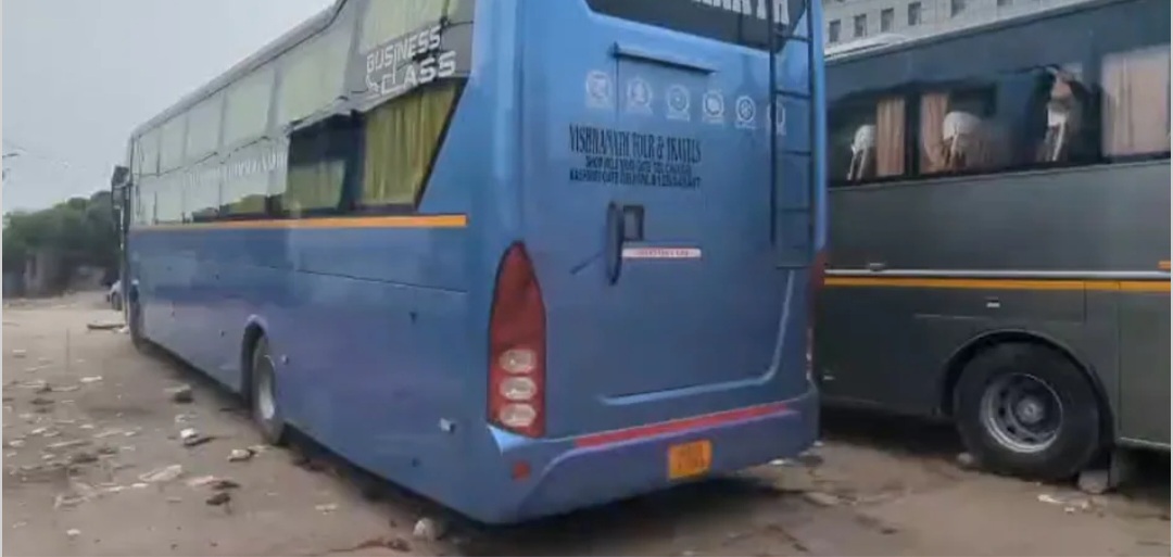 चलती बस में नाबालिग से कथित दरिंदगी… अब आरोपी की मां की आंखों में आंसू, बोली—“मेरा बेटा निर्दोष है”