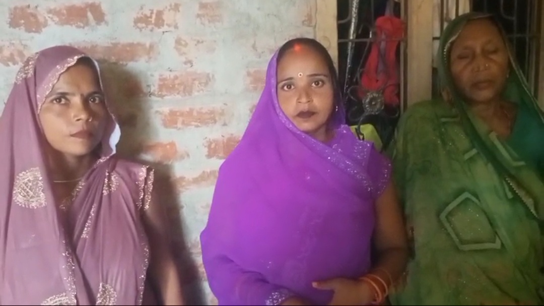 आबादी की जमीन पर 400 मीटर दूर रहने वाले व्यक्ति का दावा, महिलाओं ने सुनाई परेशानी की दास्तान
