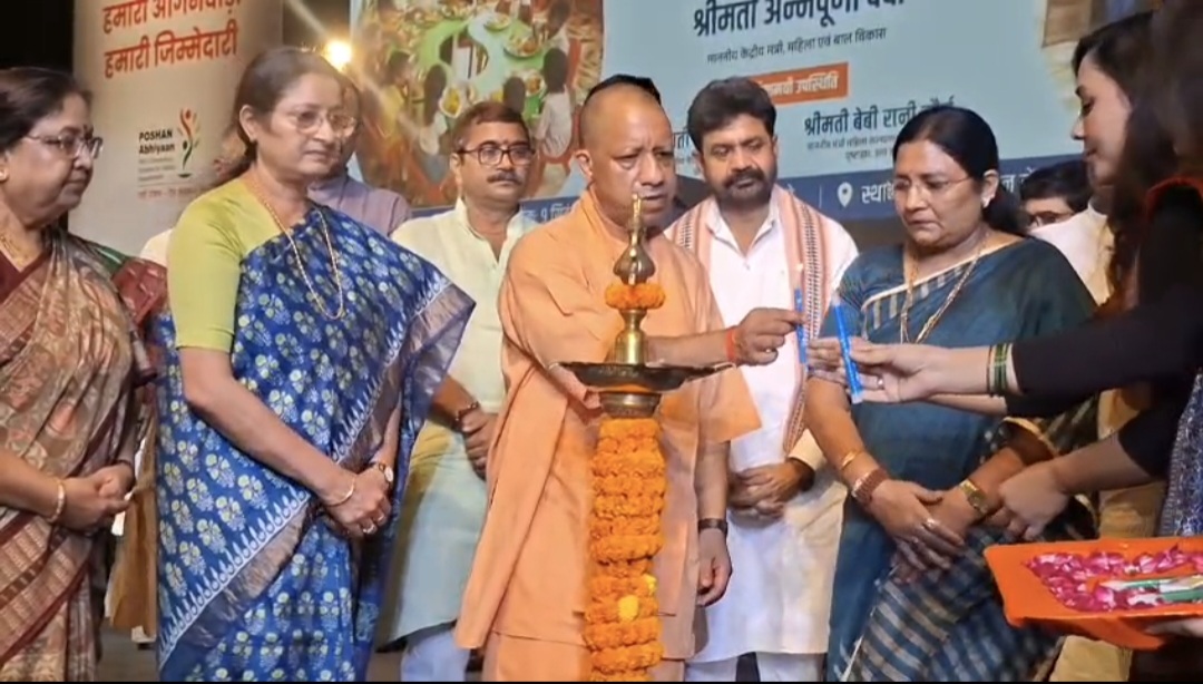 वाराणसी पहुंचे मुख्यमंत्री योगी आदित्यनाथ, 9वें राष्ट्रीय पोषण माह का किया शुभारंभ
