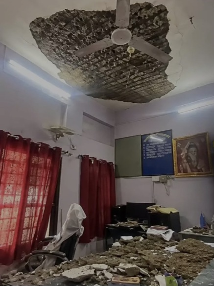 तहसीलदार की कुर्सी पर भरभराकर गिरी छत, बाल-बाल बची जान