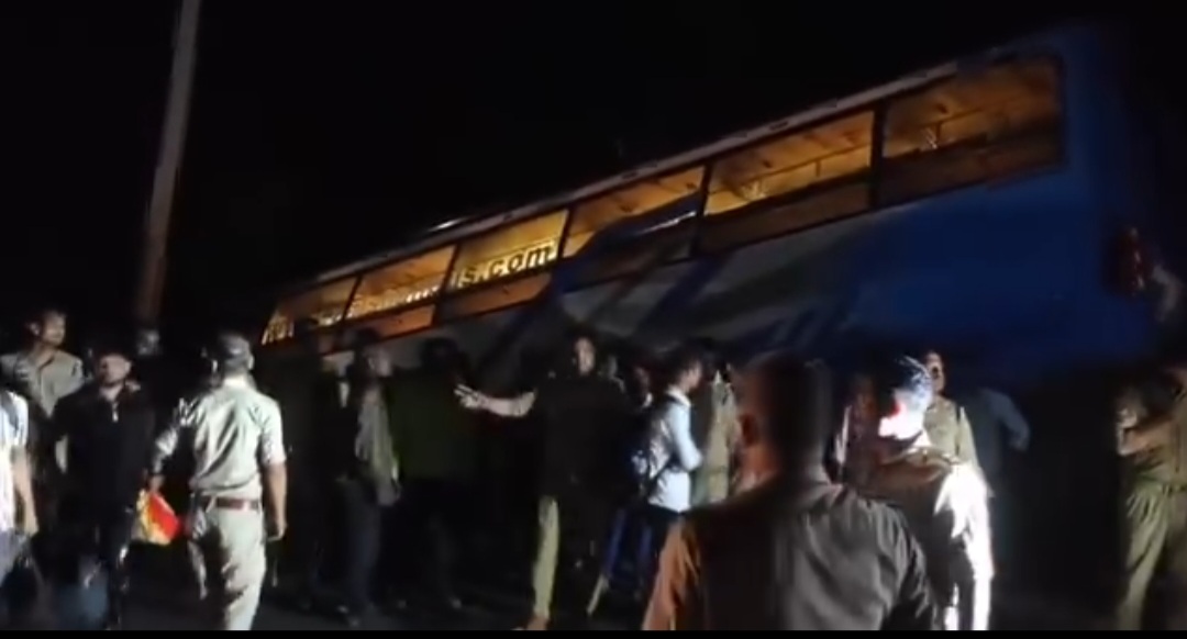 खाई में उतरी आजमगढ़-दिल्ली डबल डेकर बस, मची चीख-पुकार… बाल-बाल बचे यात्री