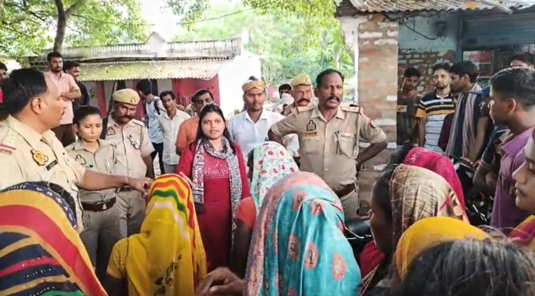 बिजली करंट से मौत के बाद मातम में डूबा परिवार, अंतिम संस्कार के रास्ते में सड़क पर रखा शव