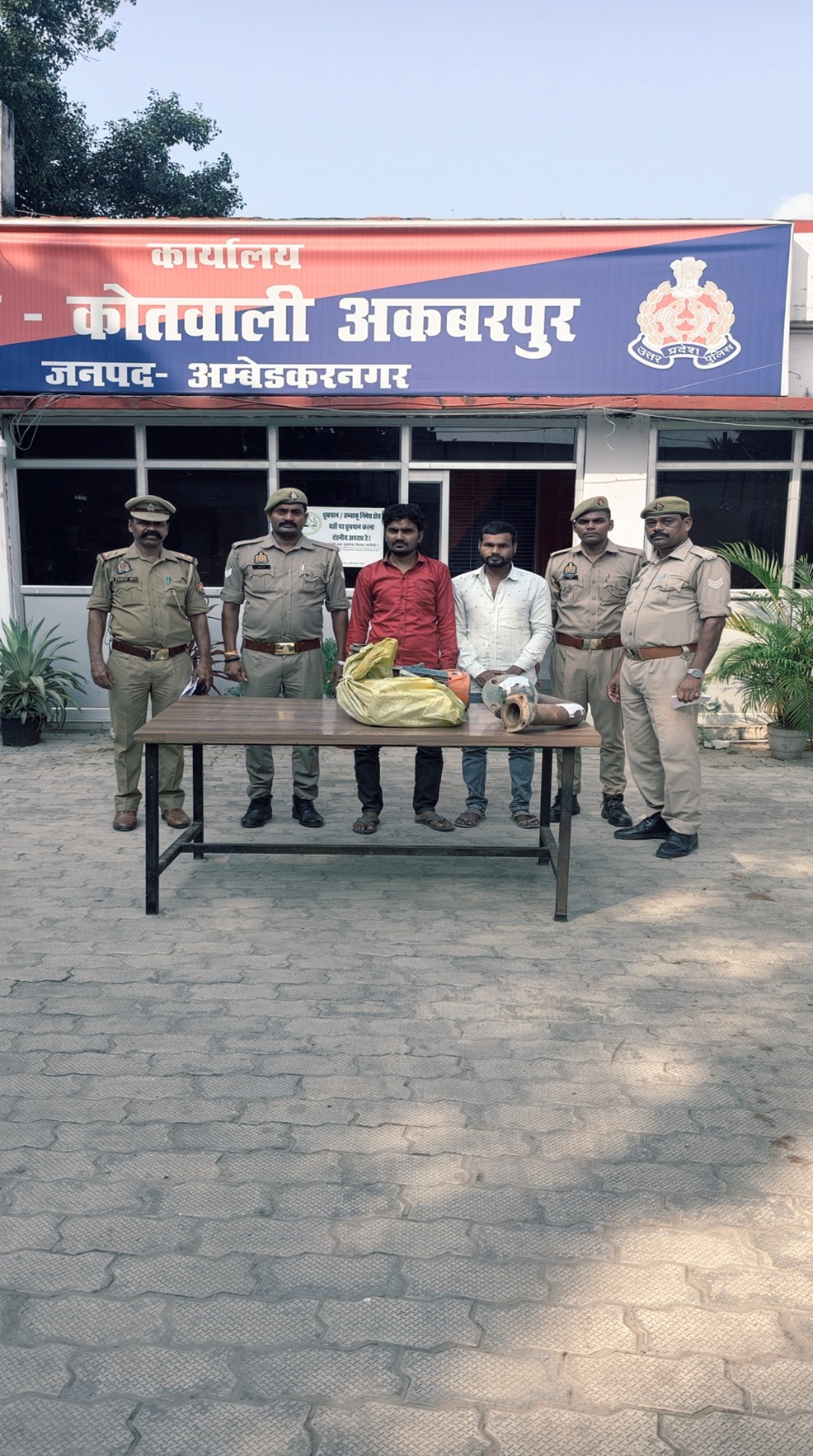 अम्बेडकरनगर: चोरी के मामले में दो आरोपी गिरफ्तार, एक बाल अपचारी पुलिस अभिरक्षा में; चोरी का सामान बरामद