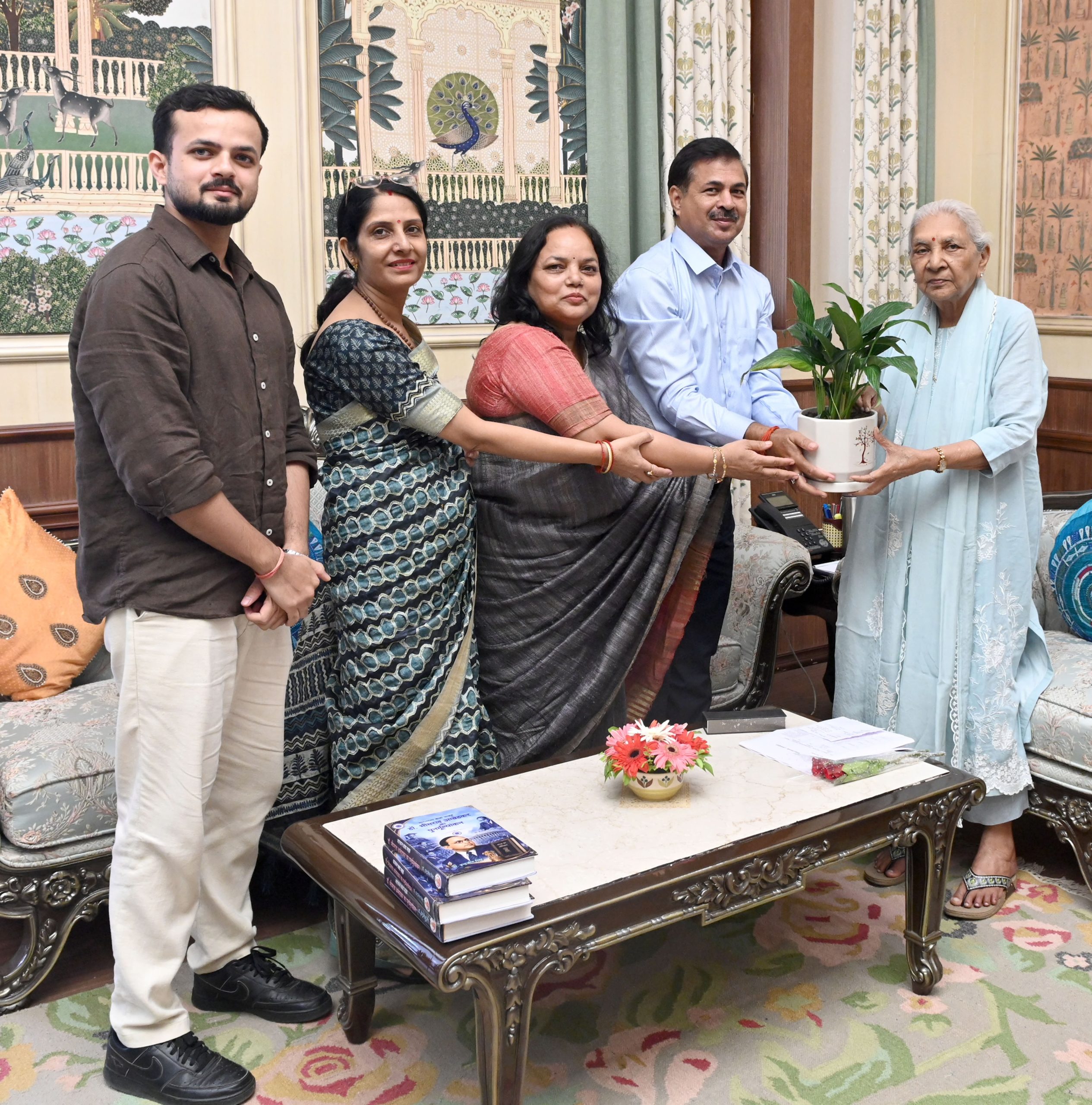 राजभवन में डॉ. इंद्रजीत सिंह की पुस्तक का विमोचन, राज्यपाल के स्नेह से अभिभूत हुए लेखक
