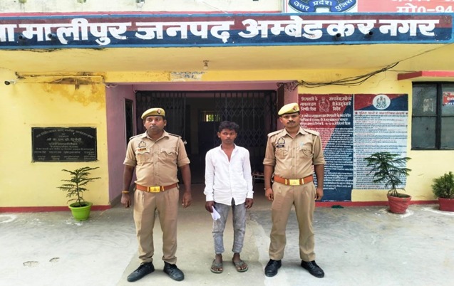 अपहरण के मामले में वांछित 19 वर्षीय अभियुक्त गिरफ्तार, मालीपुर पुलिस की कार्रवाई