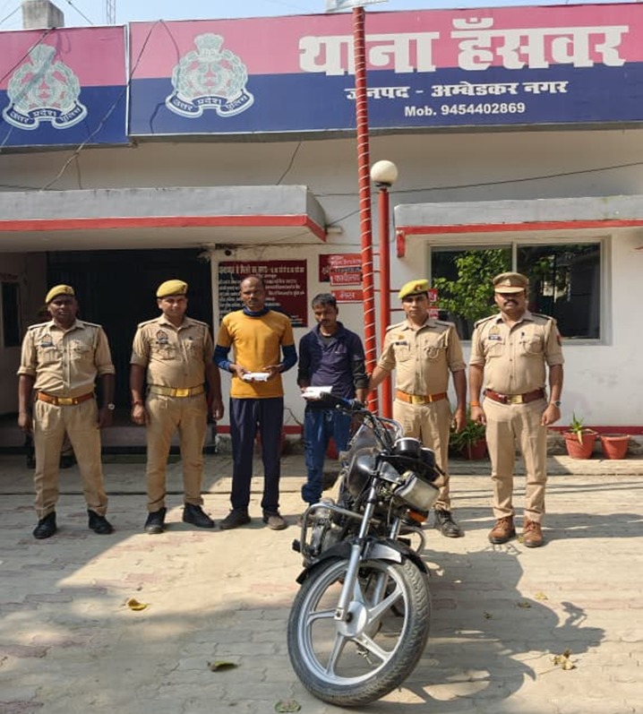 हंसवर पुलिस की कार्रवाई: 715 ग्राम कथित स्मैक/हेरोइन के साथ दो गिरफ्तार, बाइक सीज